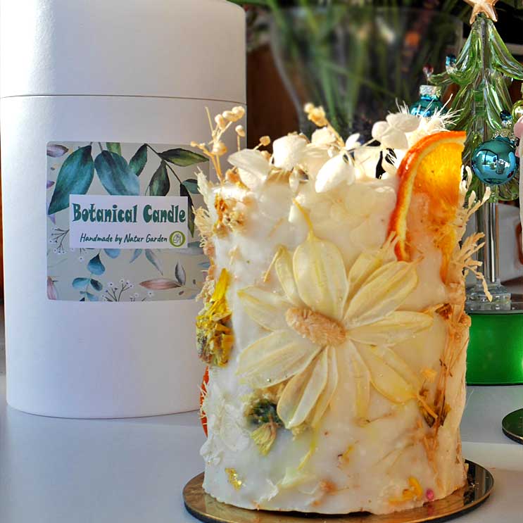 Botanical Candle mit Sorgfalt gefertigt, nur aus Rapswachs und reinen ätherischen Ölen. 