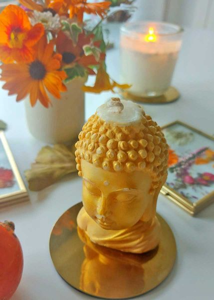 Der würzig-süße Duft der Buddha-Kerze erzeugt strömende Lebensfreude und ein mystisches  Ambiente mit positivem Fluidum.