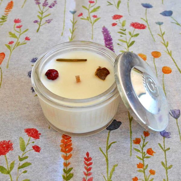 Bio Mini Duftkerze Foresta ein außergewöhnlicher Duft, der mit unterschiedlichen toskanischen waldigen Noten spielt